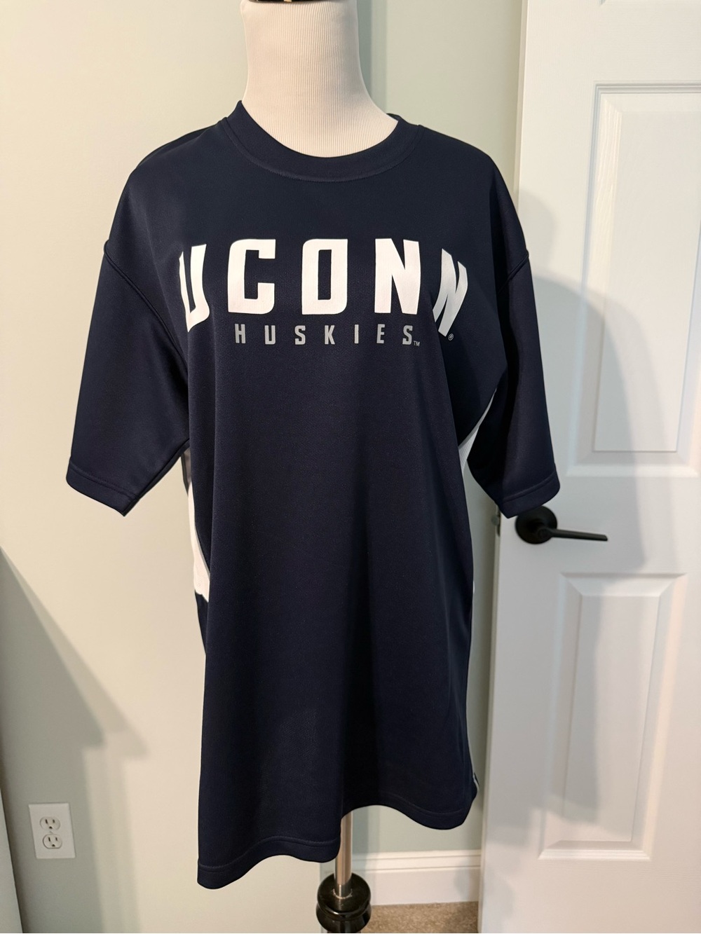 UCONN MENS LARGE Navy Blue Collegiate Short Sleeve Shirt